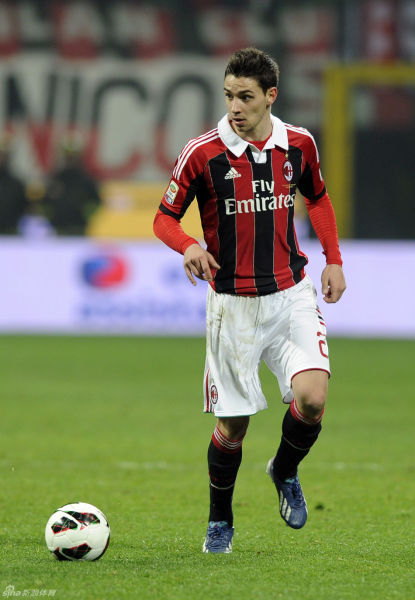 德甲半场：蒂尔曼1射1传，塔普索巴破门，沃尔夫斯堡0-3勒沃库森（半场战报：勒沃库森3-0领先沃尔夫斯堡，蒂尔曼传射，塔普索巴建功）