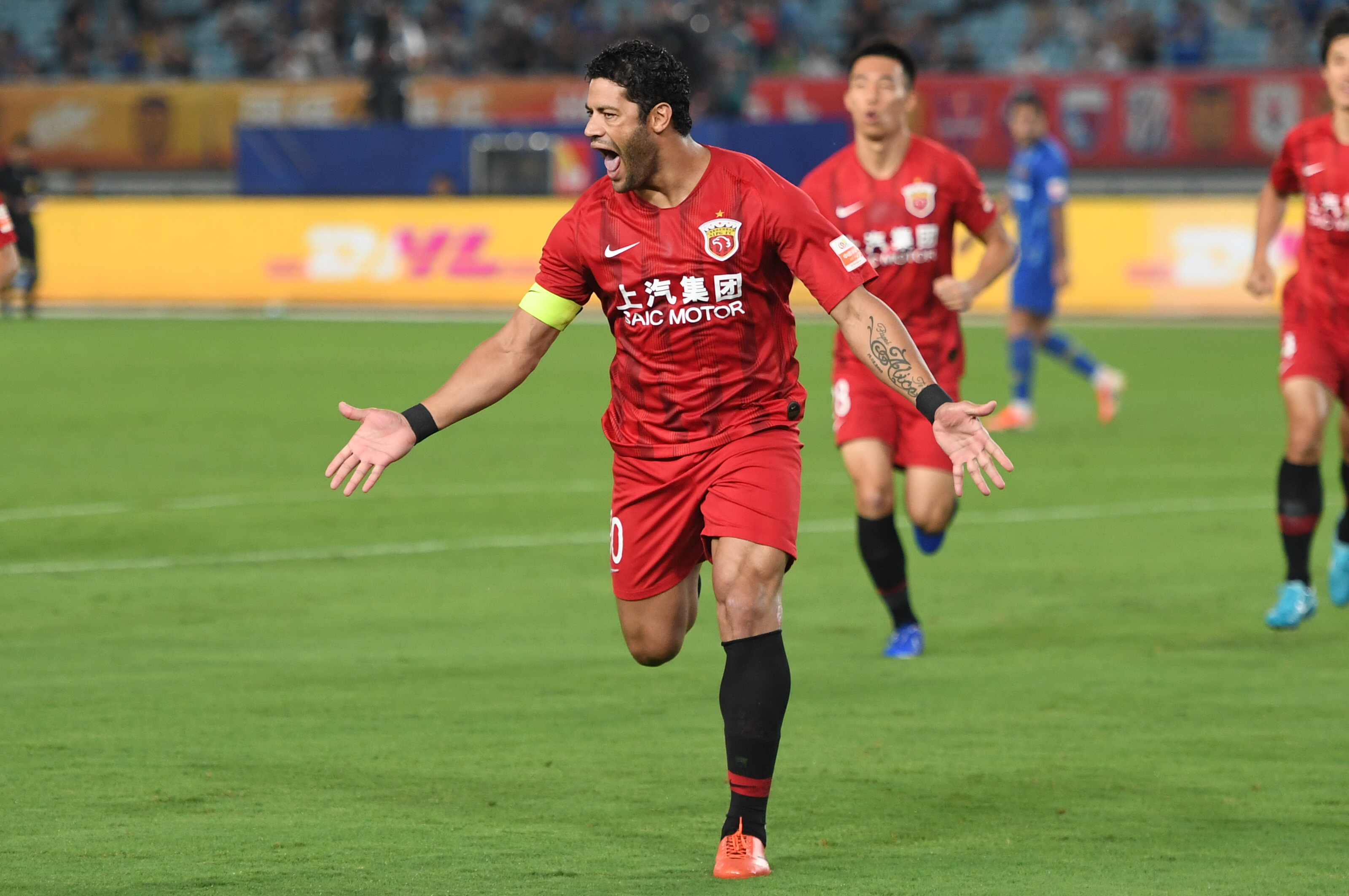 篮球勇士老将续约一年，球迷大呼：值得（勇士与老将再续一年，球迷直呼太值了）