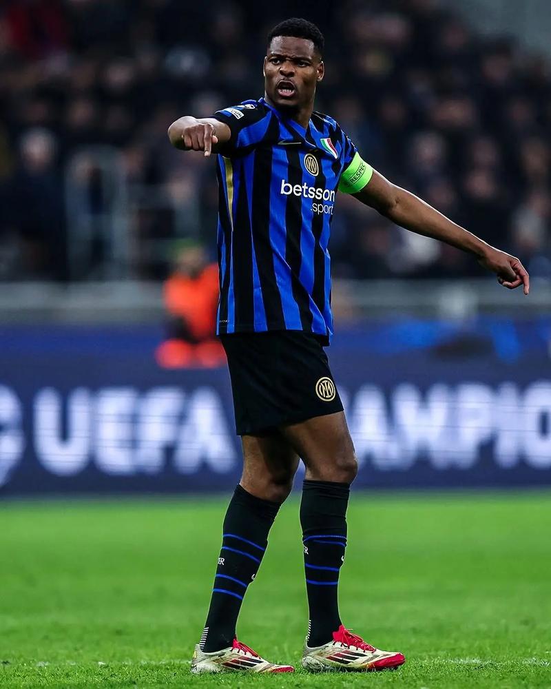 狼队防线改善主场迎战曼联，英超对决比分或1-1、2-2（防线回暖的狼队主场迎曼联，英超大战或以1-1或2-2收场）