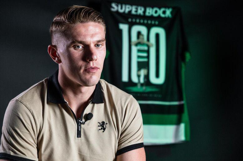 广东男篮在俱乐部杯赛中以90-70战胜广州男篮，小将王洪泽表现突出，阵容实力强劲。（俱乐部杯赛：广东男篮90-70击败广州，王洪泽高光，阵容实力尽显）