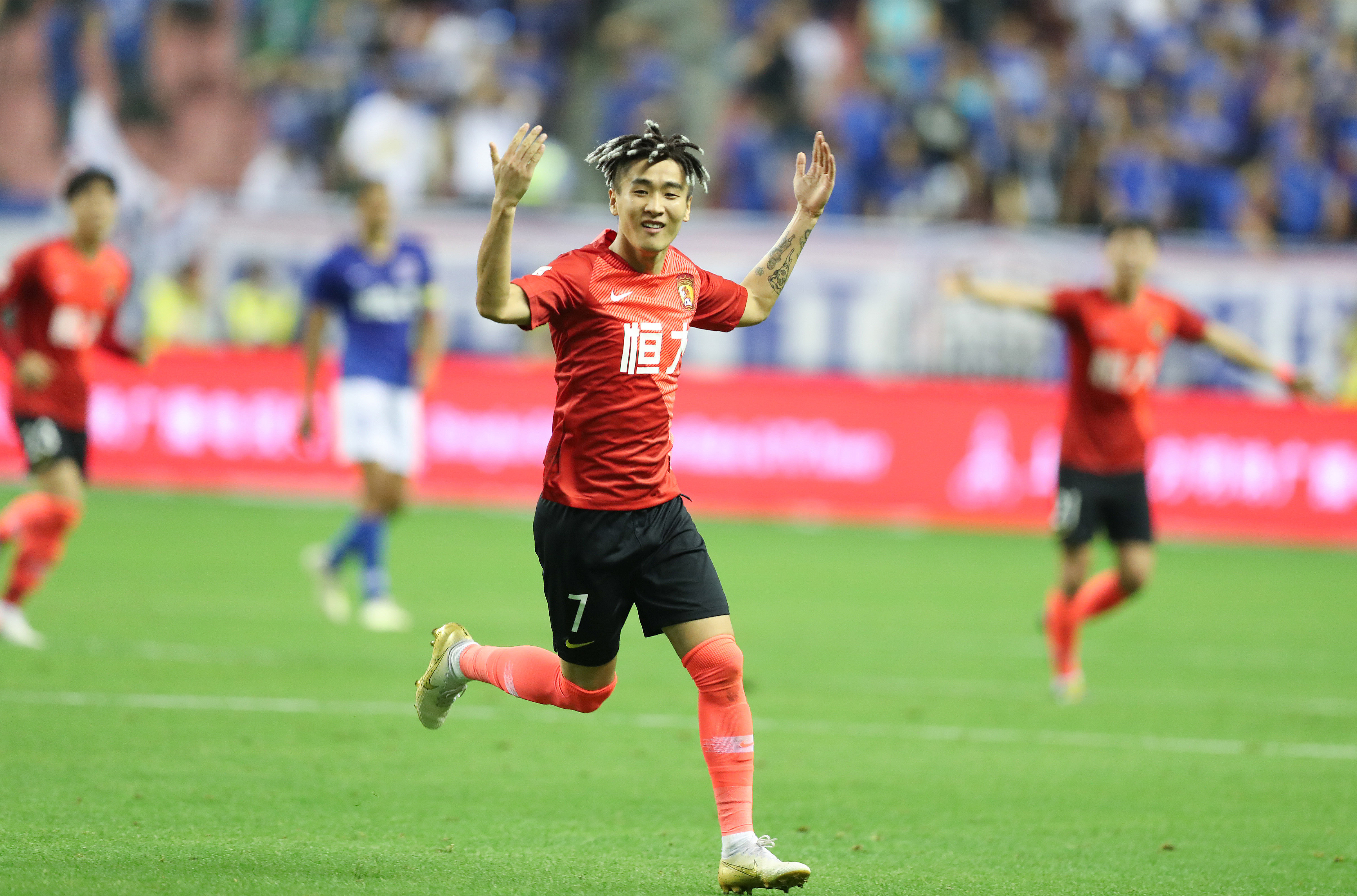 奥莱：因背身列队事件被禁足6个月，贝隆上诉至体育仲裁法庭（奥莱：贝隆因背身列队遭禁赛半年，已向体育仲裁法庭提起上诉）